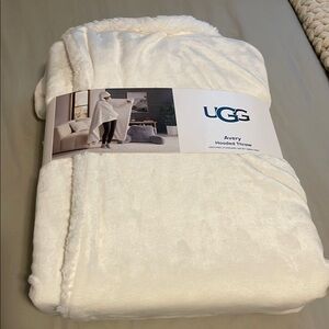 UGG Avery Hooded Throw - White